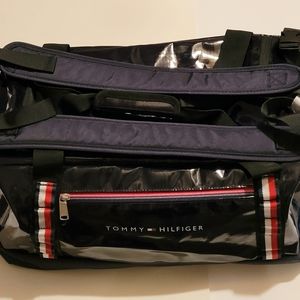 Tommy Hilfiger Duffle Bag, Black With Shoulder Straps and Hand Grip, Unisex.
